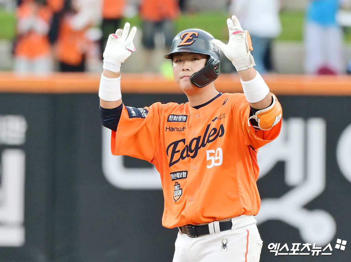 19일 오후 대전 한화생명 볼파크에서 열린 '2025 신한 SOL Bank KBO 포스트시즌' 삼성 라이온즈와 한화 이글스의 플레이오프 2차전 경기, 9회말 1사 2루 한화 허인서가 1타점 2루타를 날리고 있다. 엑스포츠뉴스 대전, 김한준 기자