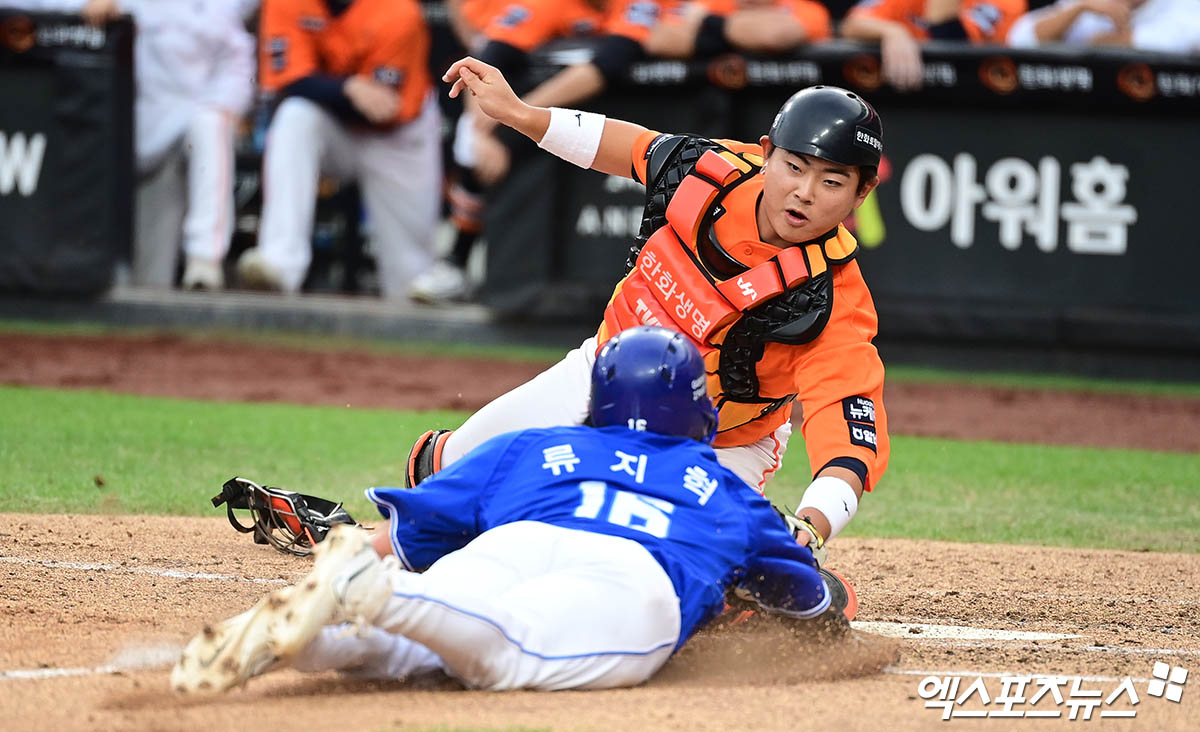 19일 오후 대전한화생명볼파크에서 열린 '2025 신한 SOL Bank KBO 포스트시즌' 삼성 라이온즈와 한화 이글스의 플레이오프 2차전 경기, 8회초 1사 3루 삼성 김성윤의 내야 땅볼 때 3루주자 류지혁이 홈으로 쇄도를 시도하자 한화 포수 허인서가 태그아웃을 시키고 있다. 엑스포츠뉴스 대전, 박지영 기자