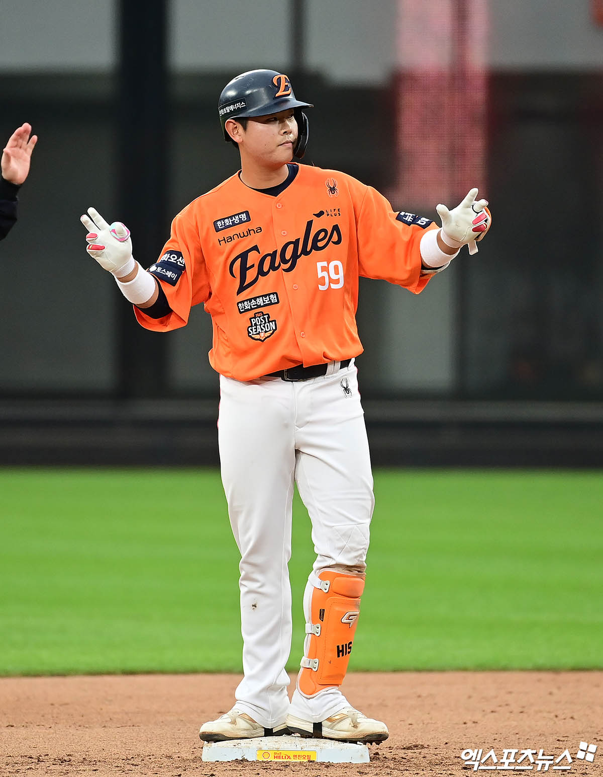 19일 오후 대전한화생명볼파크에서 열린 '2025 신한 SOL Bank KBO 포스트시즌' 삼성 라이온즈와 한화 이글스의 플레이오프 2차전 경기, 9회말 1사 2루 한화 허인서가 적시 2루타를 때려낸 뒤 세리머니를 하고 있다. 엑스포츠뉴스 대전, 박지영 기자