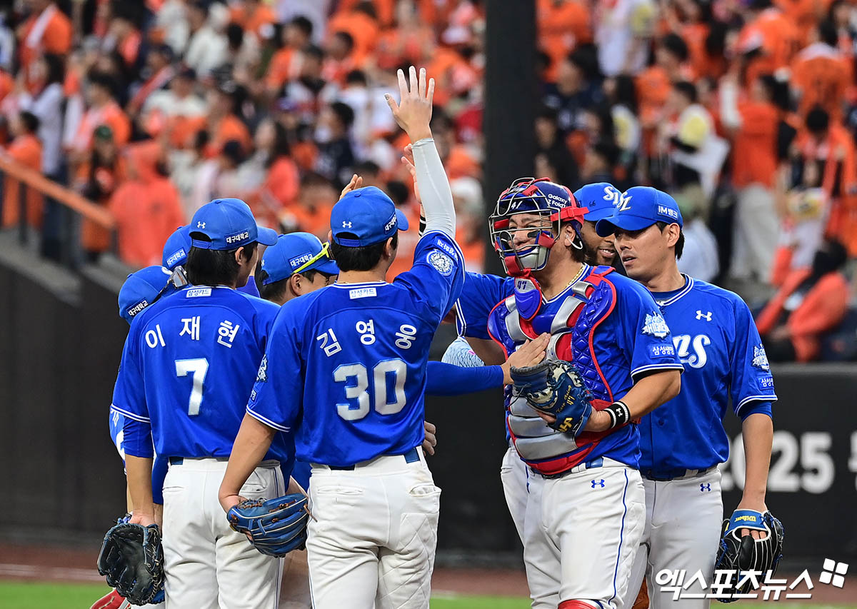 19일 오후 대전한화생명볼파크에서 열린 '2025 신한 SOL Bank KBO 포스트시즌' 삼성 라이온즈와 한화 이글스의 플레이오프 2차전 경기, 삼성이 선발투수 최원태의 7이닝 1실점 완벽투에 힘입어 한화에게 7:3의 스코어로 승리하며 시리즈 전적 1승1패로 균형을 맞췄다.  경기 종료 후 삼성 선수들이 승리의 기쁨을 나누고 있다. 엑스포츠뉴스 DB