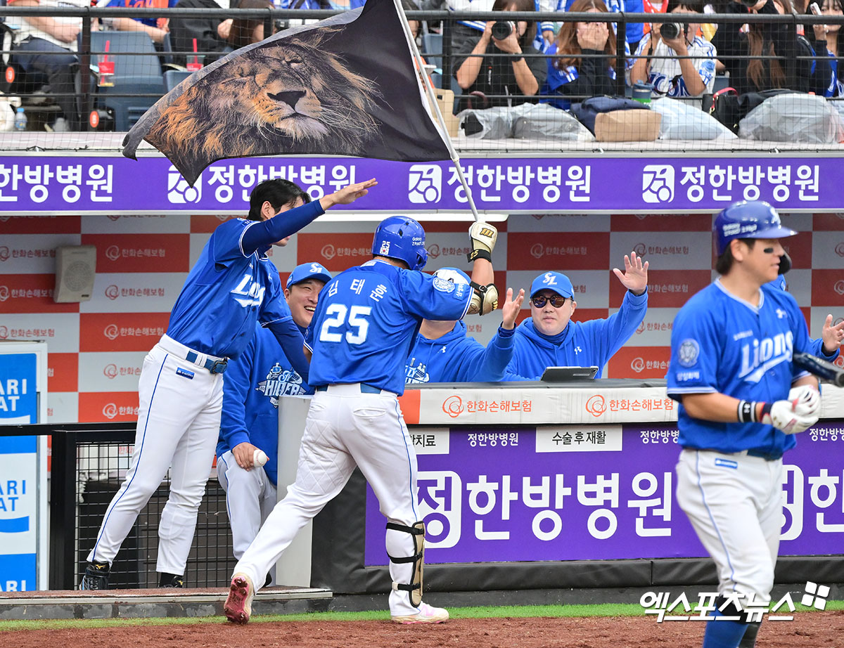 18일 오후 대전 한화생명 볼파크에서 열린 '2025 신한 SOL Bank KBO 포스트시즌' 삼성 라이온즈와 한화 이글스의 플레이오프 1차전 경기, 4회초 삼성 김태훈이 솔로 홈런을 날린 후 기뻐하고 있다. 엑스포츠뉴스 DB