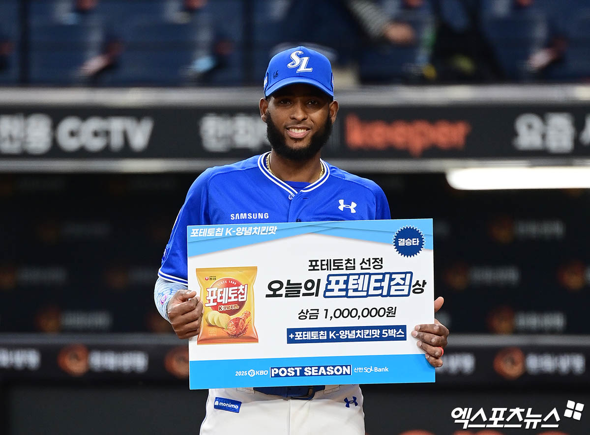 19일 오후 대전한화생명볼파크에서 열린 '2025 신한 SOL Bank KBO 포스트시즌' 삼성 라이온즈와 한화 이글스의 플레이오프 2차전 경기, 삼성이 선발투수 최원태의 7이닝 1실점 완벽투에 힘입어 한화에게 7:3의 스코어로 승리하며 시리즈 전적 1승1패로 균형을 맞췄다. 경기 종료 후 삼성 디아즈가 오늘의 포텐터짐상 수상 기념 사진 촬영을 하고 있다. 엑스포츠뉴스 대전, 박지영 기자