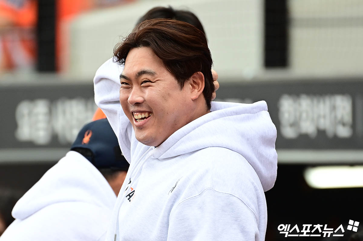 19일 오후 대전한화생명볼파크에서 열린 '2025 신한 SOL Bank KBO 포스트시즌' 삼성 라이온즈와 한화 이글스의 플레이오프 2차전 경기에 앞서 한화 류현진이 3루의 삼성 이진영 코치와 대화를 나누며 웃고 있다. 엑스포츠뉴스 DB