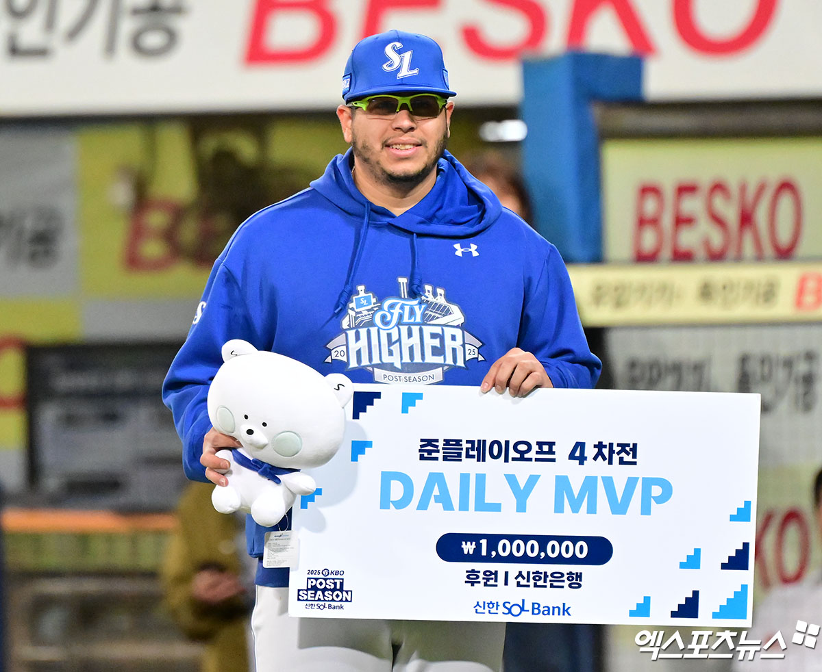 14일 오후 대구삼성라이온즈파크에서 열린 '2025 신한 SOL Bank KBO 포스트시즌' SSG 랜더스와 삼성 라이온즈의 준플레이오프 4차전 경기, 삼성이 디아즈와 이재현의 백투백 홈런에 힙입어 SSG에 5:2로 승리하며 플레이오프에 진출했다.  준플레이오프4차전 데일리 MVP를 수상한 삼성 후라도가 포즈를 취하고 있다. 엑스포츠뉴스 DB