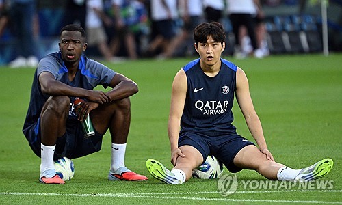 파리 생제르맹(PSG)이 팀 내 핵심 선수들을 장기적으로 묶어두기 위해 발 빠른 움직임에 나섰다. 핵심 수비수로 자리 잡은 윌리안 파초와 재계약 협상을 시작한 가운데, 이강인 역시 재계약 논의 대상에 포함된 것으로 알려졌다. 연합뉴스
