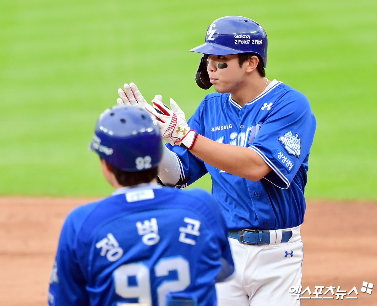 삼성 라이온즈가 플레이오프 3차전에서 앞선 두 경기와 동일한 선발 라인업으로 류현진을 마주한다. 삼성은 21일 대구삼성라이온즈파크에서 열리는 한화 이글스와의 플레이오프 3차전 앞두고 김지찬(중견수)~김성윤(우익수)~구자욱(지명타자)~디아즈(1루수)~김영웅(3루수)~이재현(유격수)~김태훈(좌익수)~강민호(포수)~류지혁(2루수) 순으로 선발 라인업을 꾸렸다. 한화 선발은 류현진이다. 엑스포츠뉴스DB