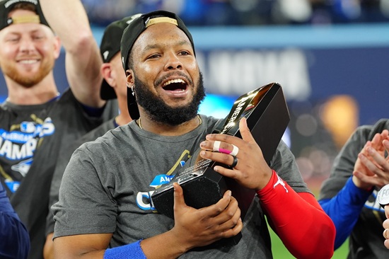 토론토는 21일 캐나다 온타리오주 토론토의 로저스센터에서 열린 2025 미국 메이저리그(MLB) 포스트시즌 아메리칸리그 챔피언십시리즈(ALCS) 7차전에서 시애틀 매리너스를 4-3으로 꺾었다. 이날 승리로 토론토는 시리즈 전적 4승3패를 기록하며 WS 진출을 확정했다. 반면 시애틀은 창단 첫 WS 진출이 코앞에서 좌절됐다. 토론토는 25일부터 LA 다저스와 월드시리즈를 치른다. 연합뉴스