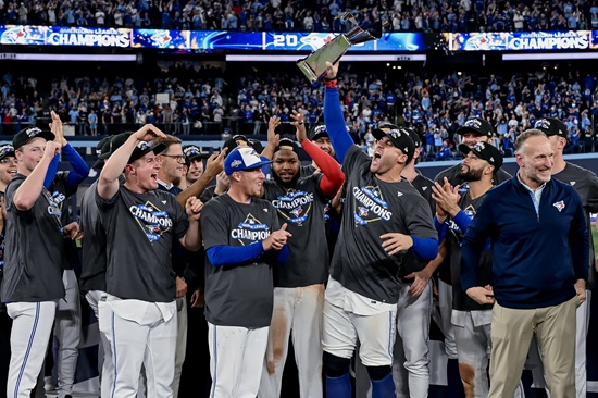 토론토는 21일 캐나다 온타리오주 토론토의 로저스센터에서 열린 2025 미국 메이저리그(MLB) 포스트시즌 아메리칸리그 챔피언십시리즈(ALCS) 7차전에서 시애틀 매리너스를 4-3으로 꺾었다. 이날 승리로 토론토는 시리즈 전적 4승3패를 기록하며 WS 진출을 확정했다. 반면 시애틀은 창단 첫 WS 진출이 코앞에서 좌절됐다. 토론토는 25일부터 LA 다저스와 월드시리즈를 치른다. 연합뉴스