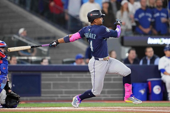 토론토는 21일 캐나다 온타리오주 토론토의 로저스센터에서 열린 2025 미국 메이저리그(MLB) 포스트시즌 아메리칸리그 챔피언십시리즈(ALCS) 7차전에서 시애틀 매리너스를 4-3으로 꺾었다. 이날 승리로 토론토는 시리즈 전적 4승3패를 기록하며 WS 진출을 확정했다. 반면 시애틀은 창단 첫 WS 진출이 코앞에서 좌절됐다. 토론토는 25일부터 LA 다저스와 월드시리즈를 치른다. 연합뉴스