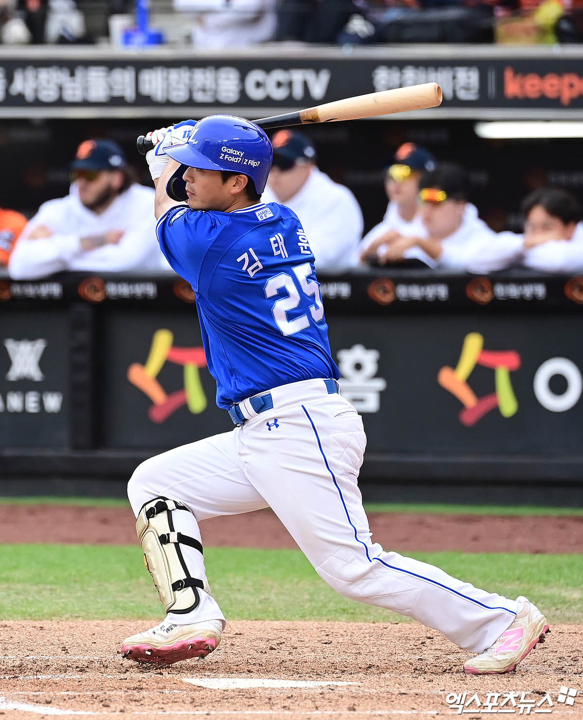 삼성 라이온즈가 플레이오프 3차전에서 앞선 두 경기와 동일한 선발 라인업으로 류현진을 마주한다. 삼성은 21일 대구삼성라이온즈파크에서 열리는 한화 이글스와의 플레이오프 3차전 앞두고 김지찬(중견수)~김성윤(우익수)~구자욱(지명타자)~디아즈(1루수)~김영웅(3루수)~이재현(유격수)~김태훈(좌익수)~강민호(포수)~류지혁(2루수) 순으로 선발 라인업을 꾸렸다. 한화 선발은 류현진이다. 엑스포츠뉴스DB