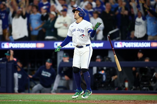토론토는 21일 캐나다 온타리오주 토론토의 로저스센터에서 열린 2025 미국 메이저리그(MLB) 포스트시즌 아메리칸리그 챔피언십시리즈(ALCS) 7차전에서 시애틀 매리너스를 4-3으로 꺾었다. 이날 승리로 토론토는 시리즈 전적 4승3패를 기록하며 WS 진출을 확정했다. 반면 시애틀은 창단 첫 WS 진출이 코앞에서 좌절됐다. 토론토는 25일부터 LA 다저스와 월드시리즈를 치른다. 연합뉴스