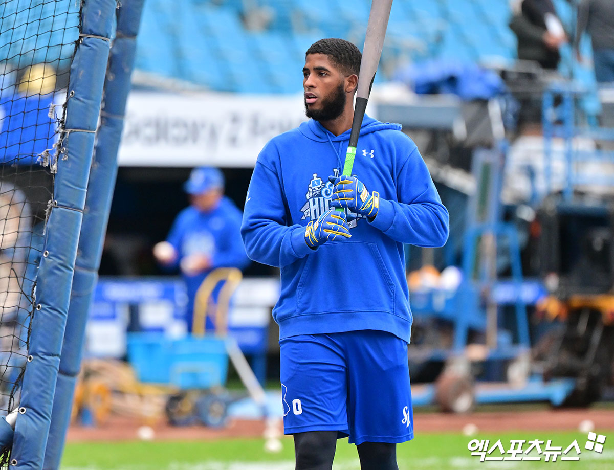 삼성 라이온즈가 플레이오프 3차전에서 앞선 두 경기와 동일한 선발 라인업으로 류현진을 마주한다. 삼성은 21일 대구삼성라이온즈파크에서 열리는 한화 이글스와의 플레이오프 3차전 앞두고 김지찬(중견수)~김성윤(우익수)~구자욱(지명타자)~디아즈(1루수)~김영웅(3루수)~이재현(유격수)~김태훈(좌익수)~강민호(포수)~류지혁(2루수) 순으로 선발 라인업을 꾸렸다. 한화 선발은 류현진이다. 대구, 김한준 기자