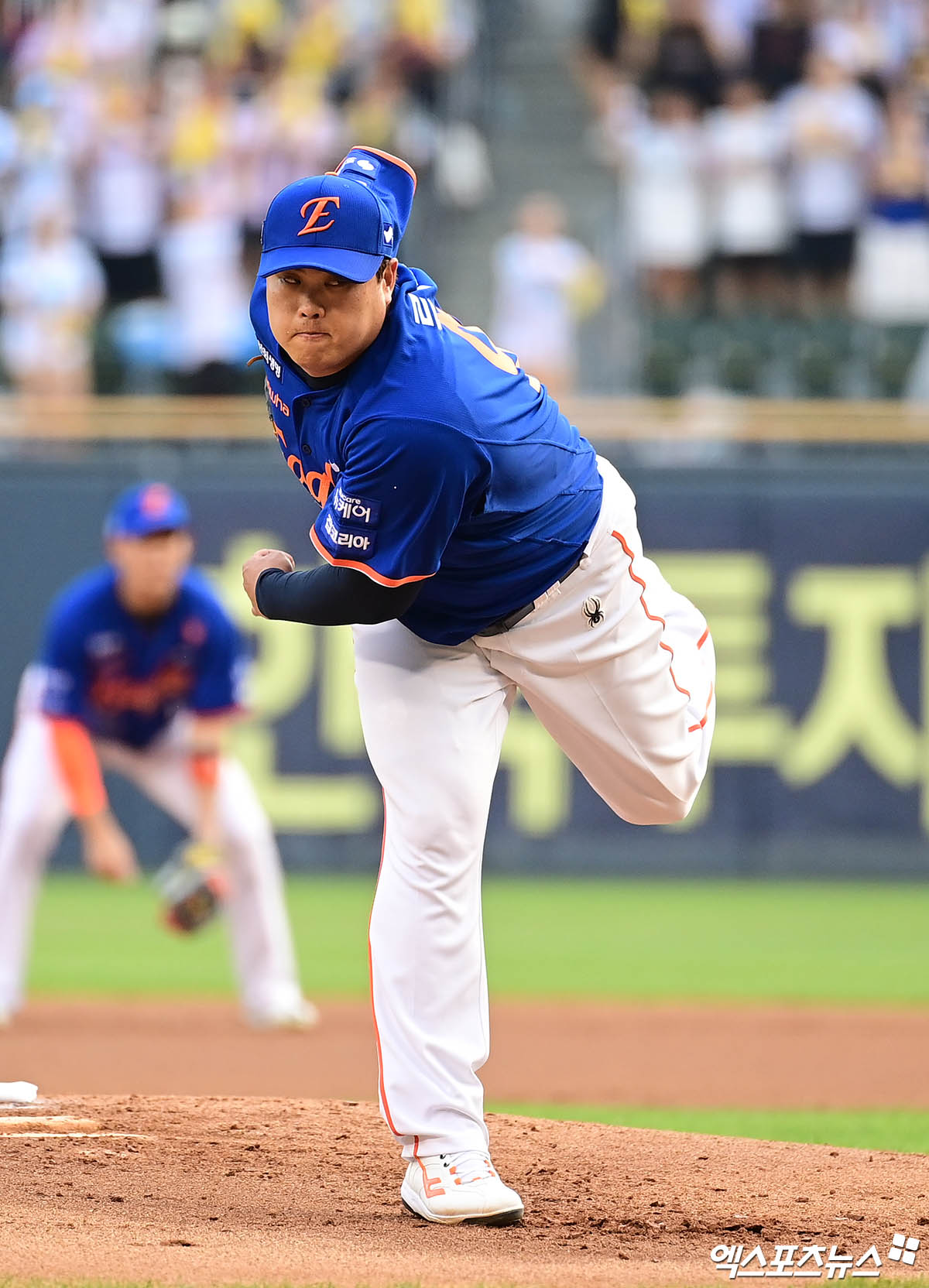 한화 이글스 선발투수 류현진이 18년 만에 출격하는 KBO리그 가을야구에서 1~2차전과 똑같은 삼성 라이온즈 선발 라인업을 만난다. 삼성은 21일 대구삼성라이온즈파크에서 열리는 한화와의 플레이오프 3차전 앞두고 김지찬(중견수)~김성윤(우익수)~구자욱(지명타자)~디아즈(1루수)~김영웅(3루수)~이재현(유격수)~김태훈(좌익수)~강민호(포수)~류지혁(2루수) 순으로 선발 라인업을 꾸렸다. 엑스포츠뉴스DB