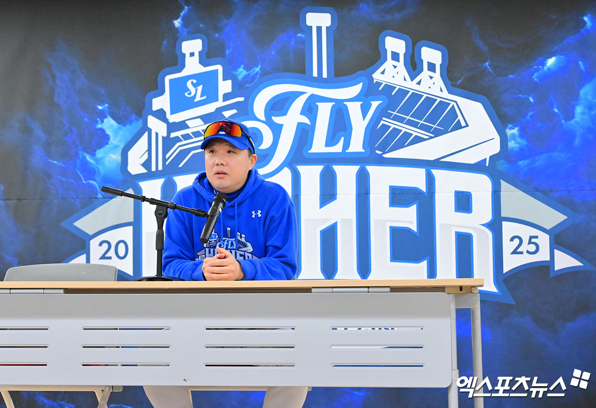 21일 오후 대구삼성라이온즈파크에서 열리는 '2025 신한 SOL Bank KBO 포스트시즌' 한화 이글스와 삼성 라이온즈의 플레이오프 3차전 경기, 삼성 박진만 감독이 취재진과 대화를 나누고 있다. 대구, 김한준 기자