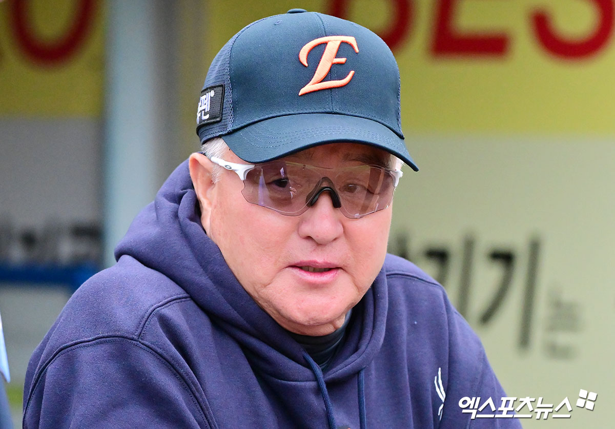 21일 오후 대구삼성라이온즈파크에서 열리는 '2025 신한 SOL Bank KBO 포스트시즌' 한화 이글스와 삼성 라이온즈의 플레이오프 3차전 경기, 한화 김경문 감독이 선수들의 훈련을 지켜보고 있다. 대구, 김한준 기자