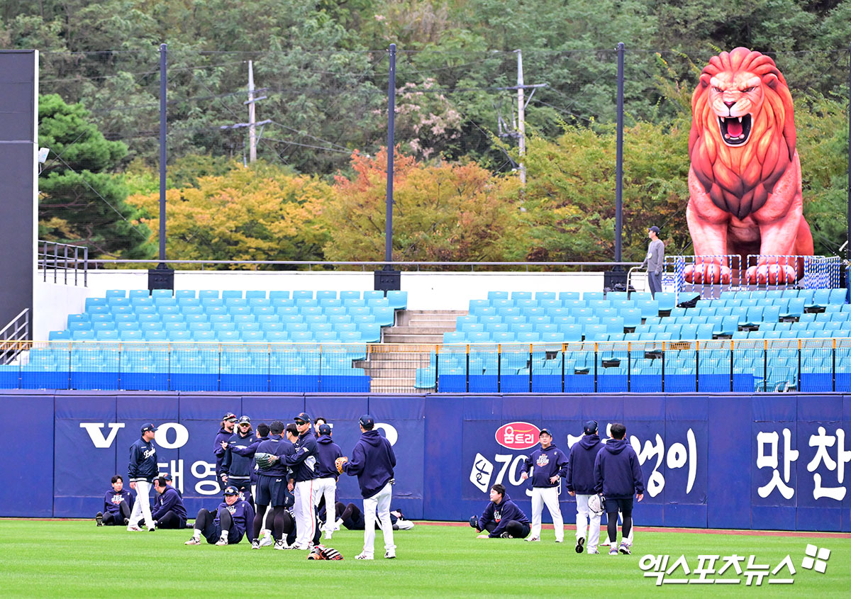 21일 오후 대구삼성라이온즈파크에서 열리는 '2025 신한 SOL Bank KBO 포스트시즌' 한화 이글스와 삼성 라이온즈의 플레이오프 3차전 경기, 한화 선수들이 훈련에 임하고 있다. 대구, 김한준 기자