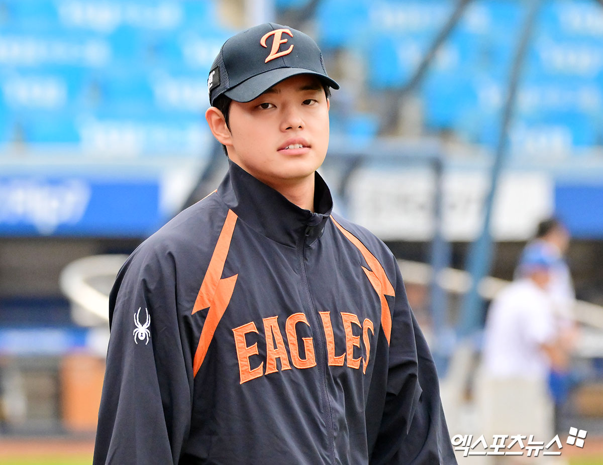 21일 오후 대구삼성라이온즈파크에서 열리는 '2025 신한 SOL Bank KBO 포스트시즌' 한화 이글스와 삼성 라이온즈의 플레이오프 3차전 경기, 한화 문동주가 훈련을 위해 외야로 나가고 있다. 대구, 김한준 기자