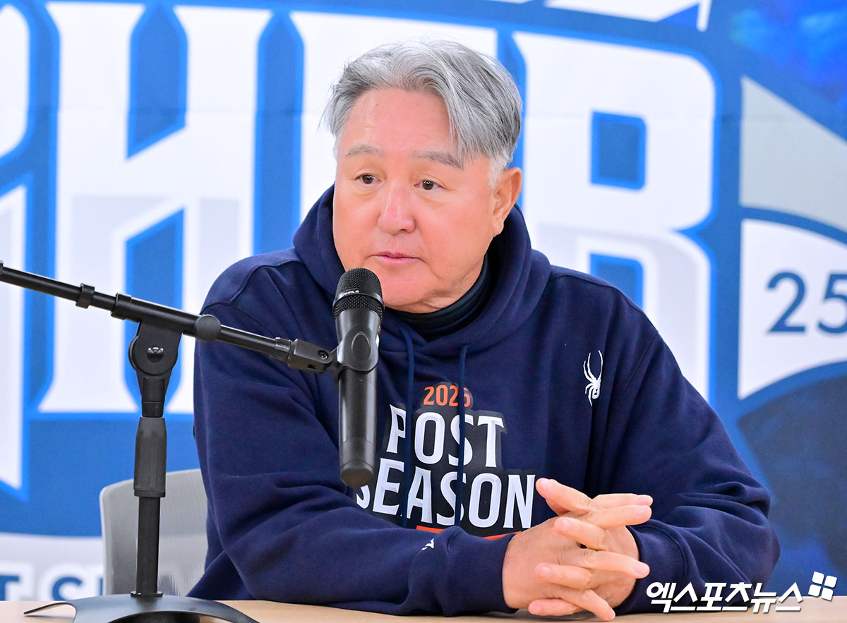 21일 오후 대구삼성라이온즈파크에서 열리는 '2025 신한 SOL Bank KBO 포스트시즌' 한화 이글스와 삼성 라이온즈의 플레이오프 3차전 경기, 한화 김경문 감독이 취재진과 대화를 나누고 있다. 대구, 김한준 기자