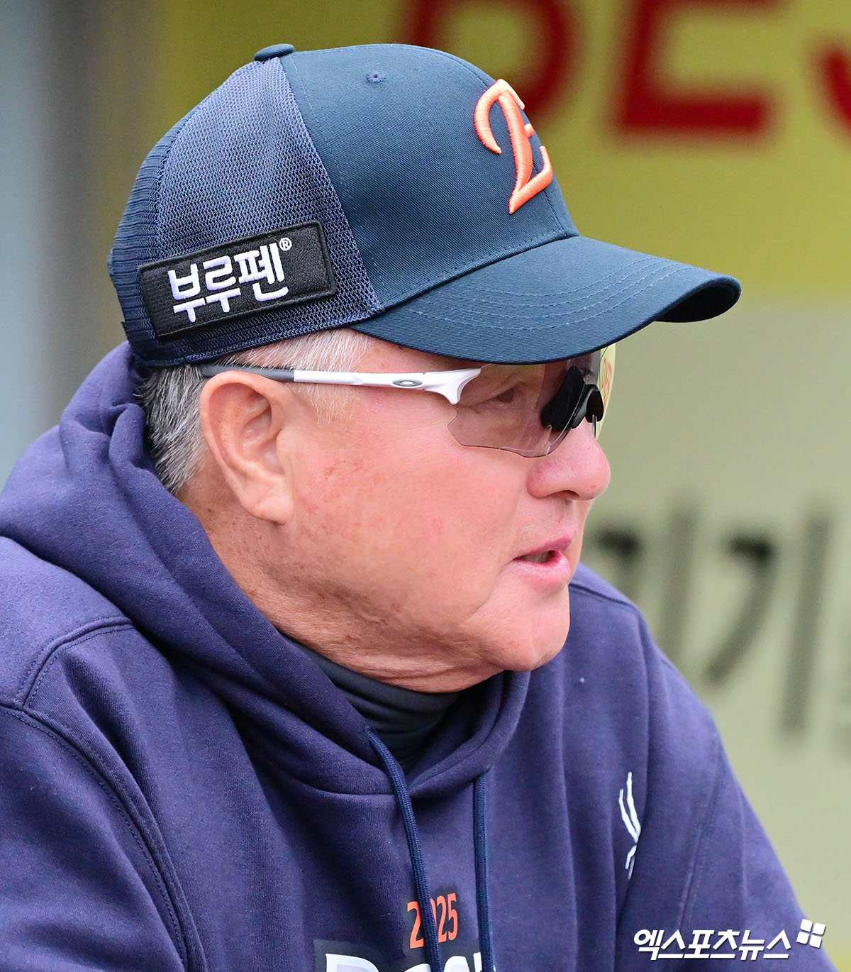 21일 오후 대구삼성라이온즈파크에서 열리는 '2025 신한 SOL Bank KBO 포스트시즌' 한화 이글스와 삼성 라이온즈의 플레이오프 3차전 경기, 한화 김경문 감독이 선수들의 훈련을 지켜보고 있다. 대구, 김한준 기자