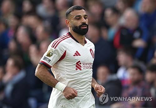 전 세계 손흥민 팬들손흥민과 동갑내기인 모하메드 살라의 부진이 심상치 않다. 리그 11경기에서 3골 3도움을 올리고 있으나 영향력이 크게 줄었고, 지난달 27일 이후 단 한 개의 공격포인트도 기록하지 못했다. 손흥민처럼 박수 칠 때 떠났어야 한다는 의견이 주를 이루고 있다. 연합뉴스