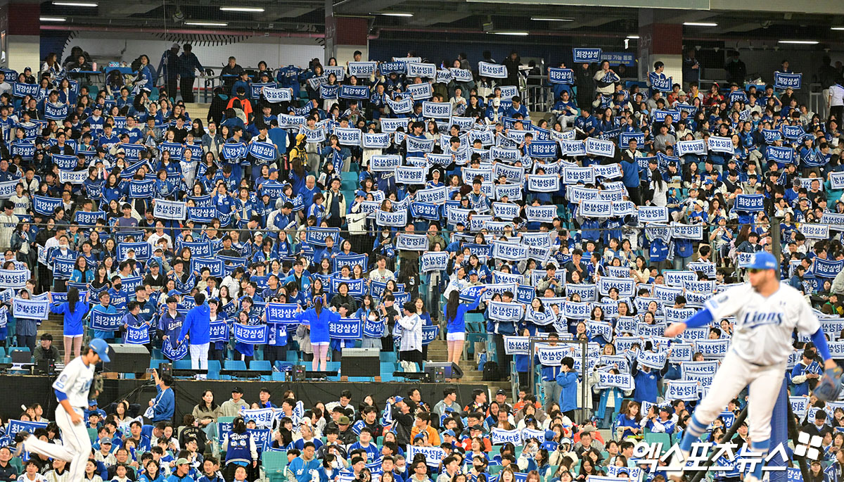 20일 대구 삼성라이온즈파크에서 열린 2025 신한 SOL Bank KBO 포스트시즌 한화 이글스와 삼성 라이온즈의 플레이오프 3차전이 매진됐다. 2만3680석이 남김없이 모두 판매되며 2023년 11월 7일 서울 잠실야구장에서 열린 LG 트윈스와 KT 위즈와의 한국시리즈 1차전부터 포스트시즌 30경기 연속 매진을 기록했다. 대구, 김한준 기자