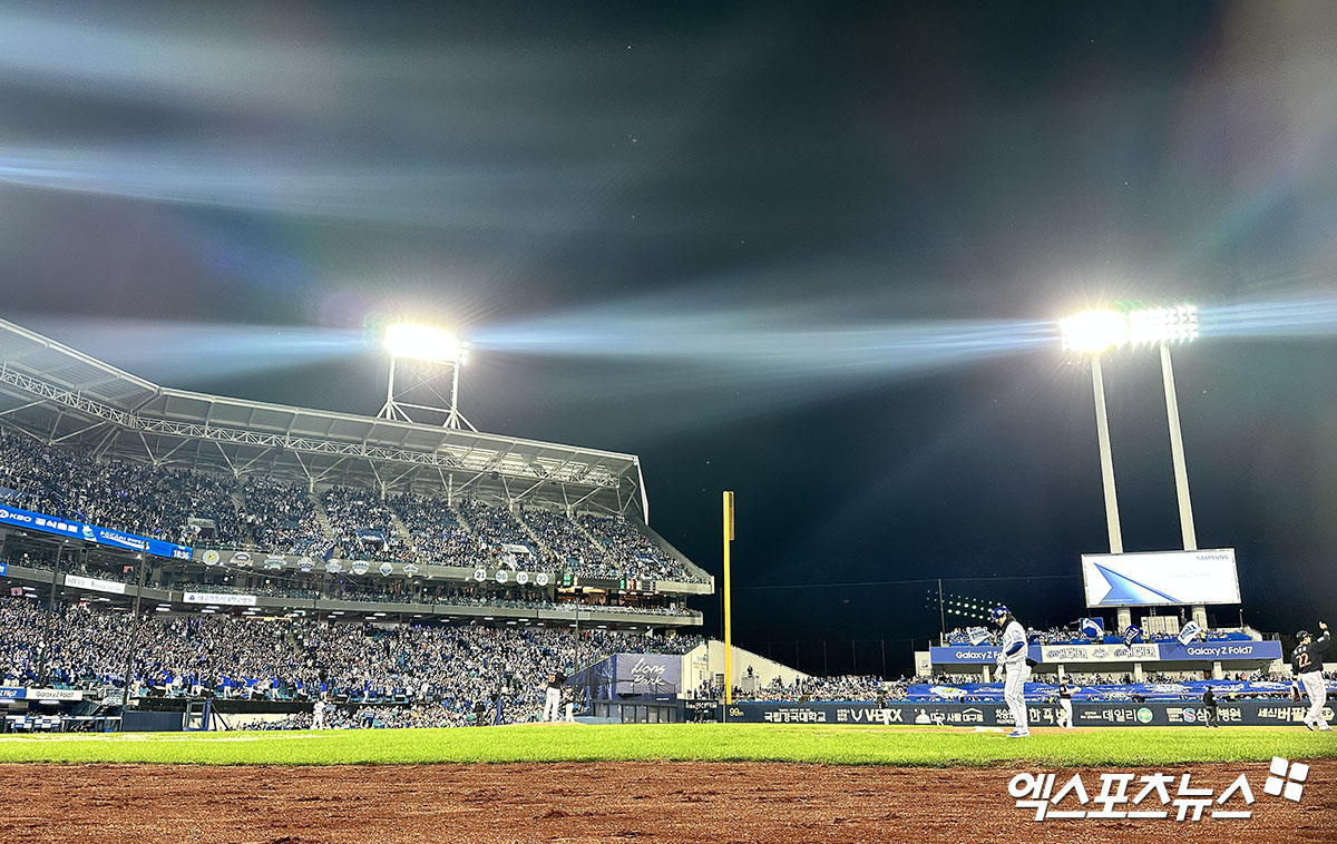 20일 대구 삼성라이온즈파크에서 열린 2025 신한 SOL Bank KBO 포스트시즌 한화 이글스와 삼성 라이온즈의 플레이오프 3차전이 매진됐다. 2만3680석이 남김없이 모두 판매되며 2023년 11월 7일 서울 잠실야구장에서 열린 LG 트윈스와 KT 위즈와의 한국시리즈 1차전부터 포스트시즌 30경기 연속 매진을 기록했다. 대구, 김한준 기자