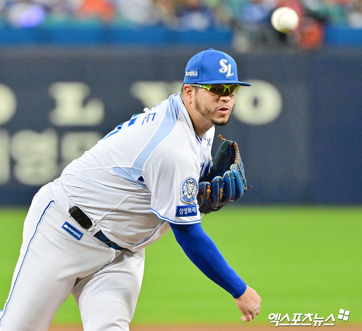 21일 오후 대구삼성라이온즈파크에서 열린 '2025 신한 SOL Bank KBO 포스트시즌' 한화 이글스와 삼성 라이온즈의 플레이오프 3차전 경기, 1회초 삼성 선발투수 후라도가 공을 힘차게 던지고 있다. 대구, 김한준 기자