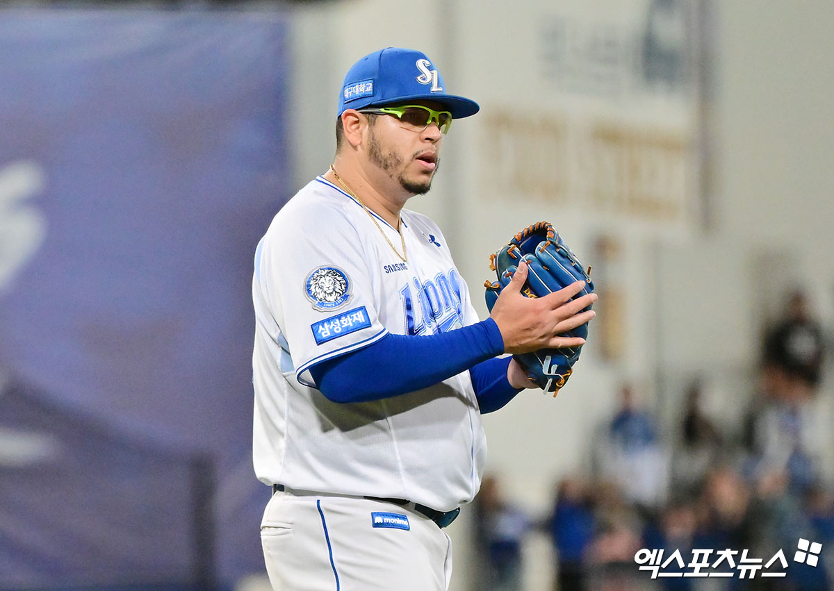 21일 오후 대구삼성라이온즈파크에서 열린 '2025 신한 SOL Bank KBO 포스트시즌' 한화 이글스와 삼성 라이온즈의 플레이오프 3차전 경기, 3회초 무사 1루 삼성 후라도가 병살타 수비를 이끌어낸 디아즈에게 박수를 보내고 있다. 대구, 김한준 기자