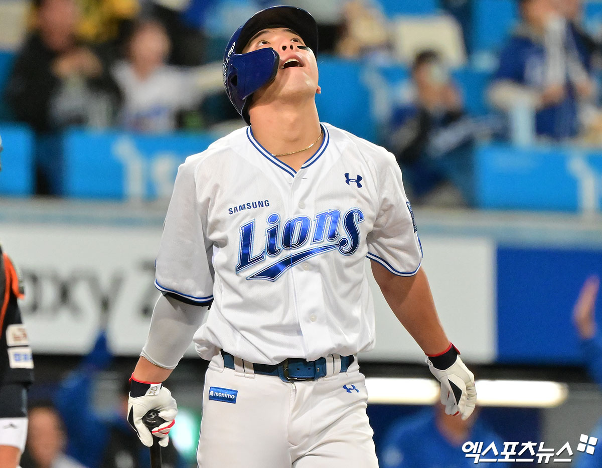21일 오후 대구삼성라이온즈파크에서 열린 '2025 신한 SOL Bank KBO 포스트시즌' 한화 이글스와 삼성 라이온즈의 플레이오프 3차전 경기, 4회말 1사 1,2루 삼성 김영웅이 스리런 홈런을 날리고 있다. 대구, 김한준 기자