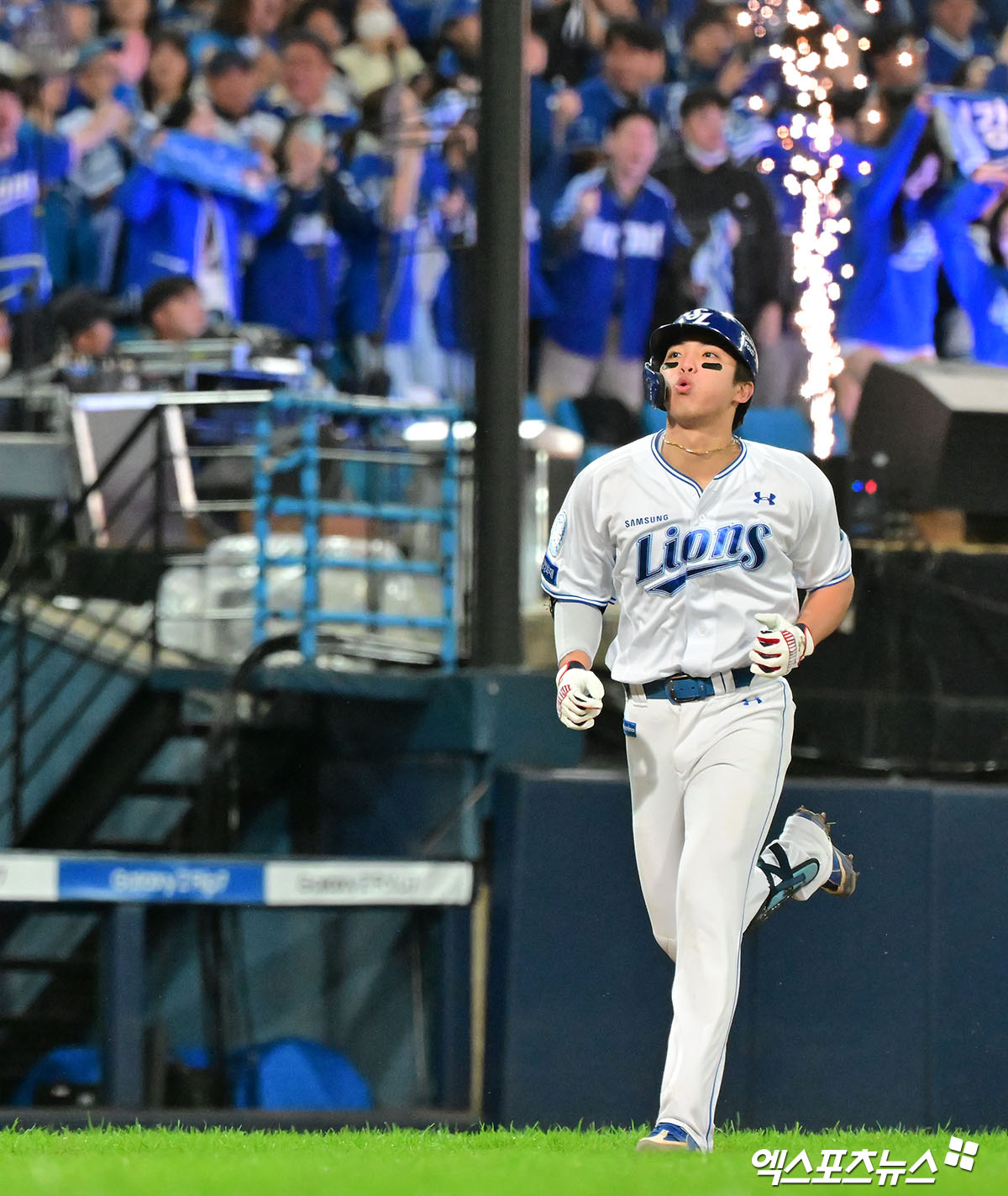 21일 오후 대구삼성라이온즈파크에서 열린 '2025 신한 SOL Bank KBO 포스트시즌' 한화 이글스와 삼성 라이온즈의 플레이오프 3차전 경기, 4회말 1사 1,2루 삼성 김영웅이 스리런 홈런을 날린 후 기뻐하고 있다. 대구, 김한준 기자