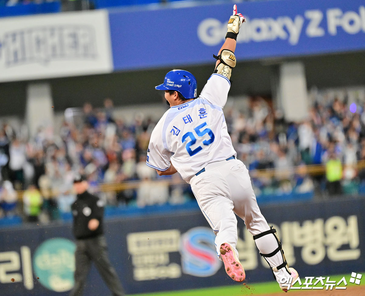 21일 오후 대구삼성라이온즈파크에서 열린 '2025 신한 SOL Bank KBO 포스트시즌' 한화 이글스와 삼성 라이온즈의 플레이오프 3차전 경기, 4회말 2사 삼성 김태훈이 솔로 홈런을 날린 후 기뻐하고 있다. 엑스포츠뉴스 대구, 김한준 기자