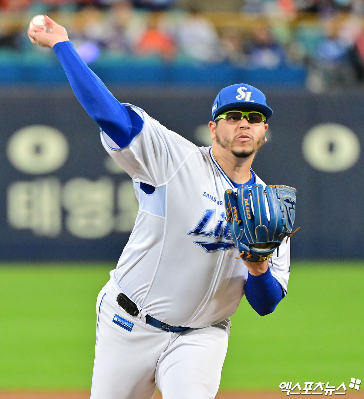 21일 오후 대구삼성라이온즈파크에서 열린 '2025 신한 SOL Bank KBO 포스트시즌' 한화 이글스와 삼성 라이온즈의 플레이오프 3차전 경기, 1회초 삼성 선발투수 후라도가 공을 힘차게 던지고 있다. 대구, 김한준 기자