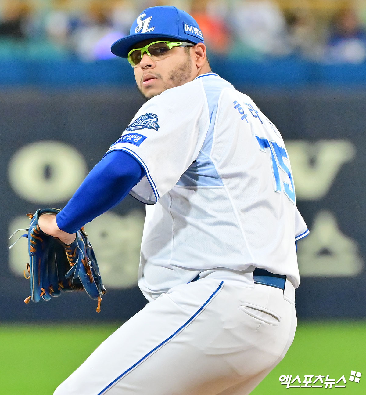 21일 오후 대구삼성라이온즈파크에서 열린 '2025 신한 SOL Bank KBO 포스트시즌' 한화 이글스와 삼성 라이온즈의 플레이오프 3차전 경기, 1회초 삼성 선발투수 후라도가 공을 힘차게 던지고 있다. 대구, 김한준 기자