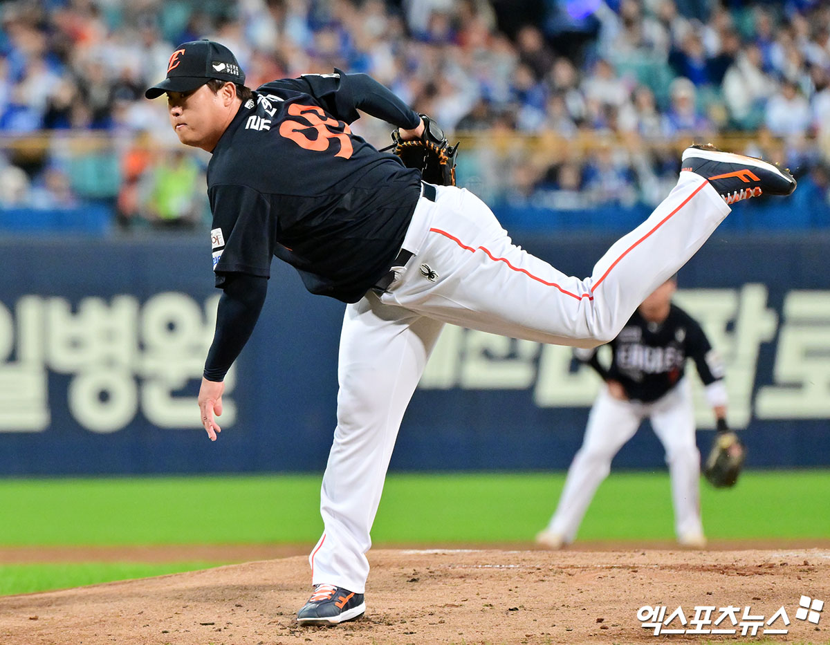 21일 오후 대구삼성라이온즈파크에서 열린 '2025 신한 SOL Bank KBO 포스트시즌' 한화 이글스와 삼성 라이온즈의 플레이오프 3차전 경기, 1회말 한화 선발투수 류현진이 공을 힘차게 던지고 있다. 대구, 김한준 기자