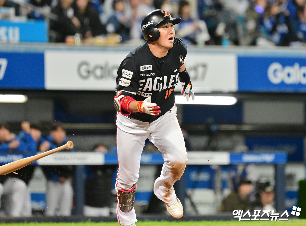 21일 오후 대구삼성라이온즈파크에서 열린 '2025 신한 SOL Bank KBO 포스트시즌' 한화 이글스와 삼성 라이온즈의 플레이오프 3차전 경기, 4회초 2사 2루 한화 하주석이 1타점 2루타를 날리고 있다. 대구, 김한준 기자