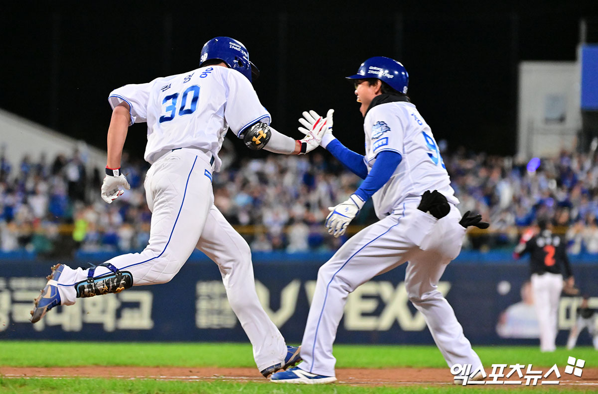 21일 오후 대구삼성라이온즈파크에서 열린 '2025 신한 SOL Bank KBO 포스트시즌' 한화 이글스와 삼성 라이온즈의 플레이오프 3차전 경기, 4회말 1사 1,2루 삼성 김영웅이 스리런 홈런을 날리고 있다. 대구, 김한준 기자
