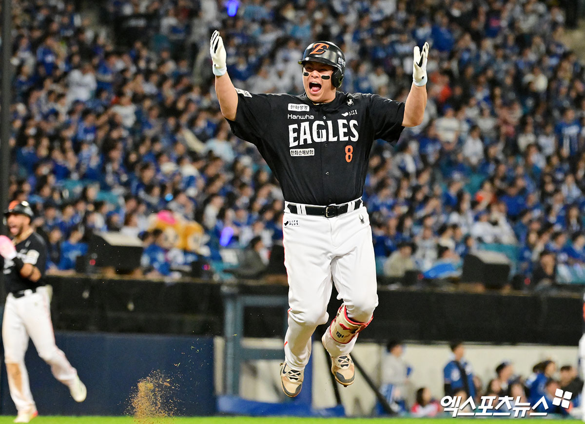 21일 오후 대구삼성라이온즈파크에서 열린 '2025 신한 SOL Bank KBO 포스트시즌' 한화 이글스와 삼성 라이온즈의 플레이오프 3차전 경기, 5회초 2사 3루 한화 노시환이 투런 홈런을 날리고 있다. 대구, 김한준 기자