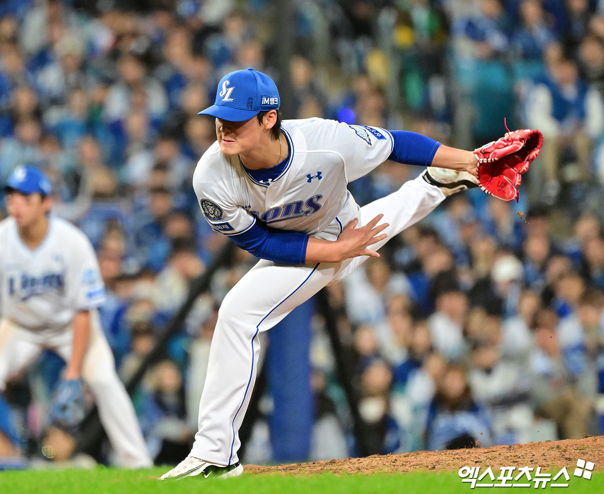 21일 오후 대구삼성라이온즈파크에서 열린 '2025 신한 SOL Bank KBO 포스트시즌' 한화 이글스와 삼성 라이온즈의 플레이오프 3차전 경기, 8회초 삼성 이호성이 공을 힘차게 던지고 있다. 대구, 김한준 기자