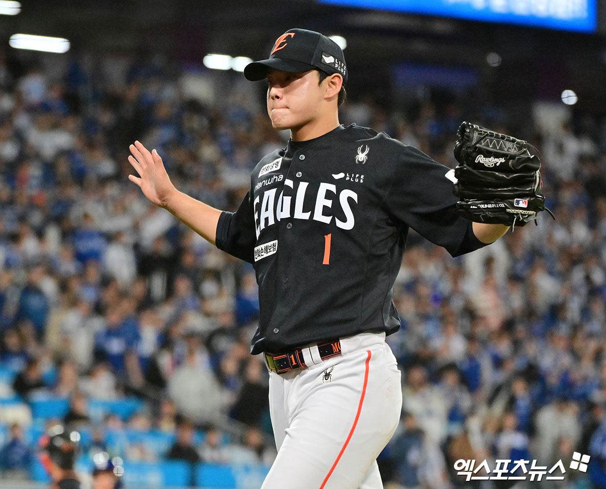 21일 오후 대구삼성라이온즈파크에서 열린 '2025 신한 SOL Bank KBO 포스트시즌' 한화 이글스와 삼성 라이온즈의 플레이오프 3차전 경기, 8회말 수비를 마친 한화 문동주가 포효하고 있다. 엑스포츠뉴스 대구, 김한준 기자