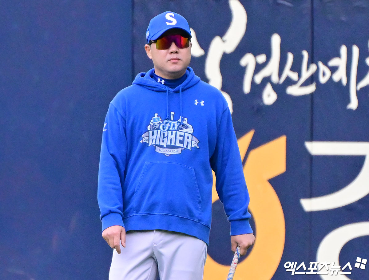 21일 오후 대구삼성라이온즈파크에서 열리는 '2025 신한 SOL Bank KBO 포스트시즌' 한화 이글스와 삼성 라이온즈의 플레이오프 3차전 경기, 삼성 박진만 감독이 선수들의 훈련을 지켜보고 있다. 대구, 김한준 기자