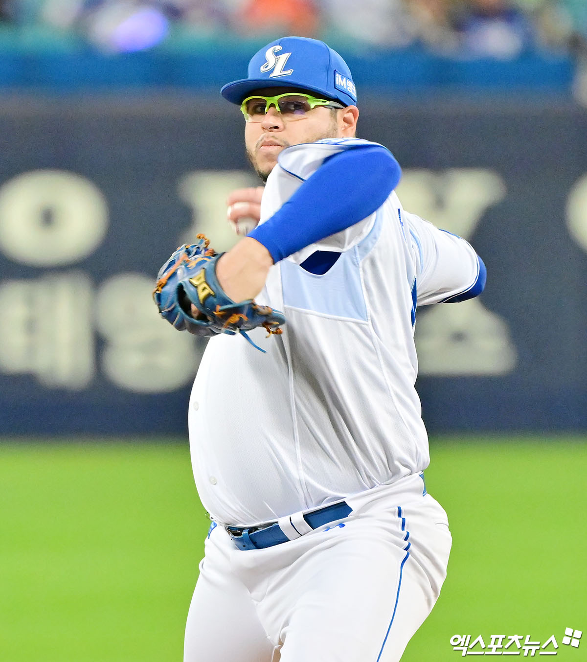 21일 오후 대구삼성라이온즈파크에서 열린 '2025 신한 SOL Bank KBO 포스트시즌' 한화 이글스와 삼성 라이온즈의 플레이오프 3차전 경기, 1회초 삼성 선발투수 후라도가 공을 힘차게 던지고 있다. 대구, 김한준 기자