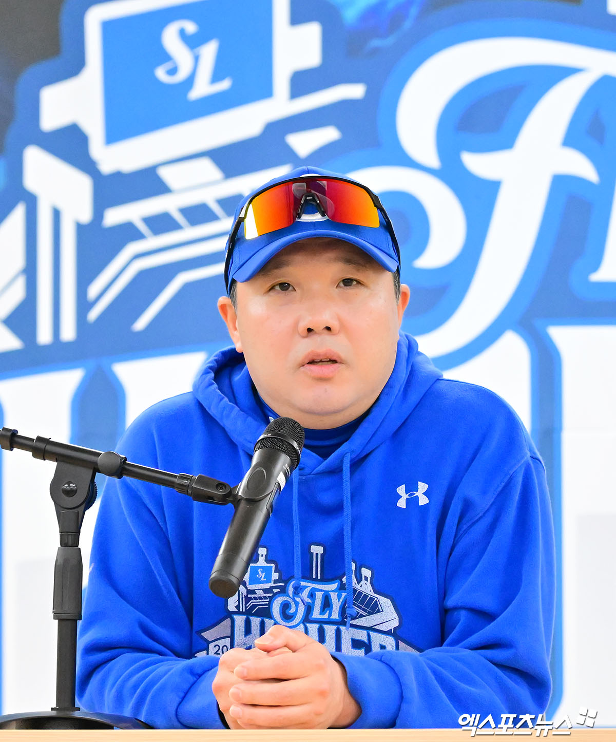 21일 오후 대구삼성라이온즈파크에서 열리는 '2025 신한 SOL Bank KBO 포스트시즌' 한화 이글스와 삼성 라이온즈의 플레이오프 3차전 경기, 삼성 박진만 감독이 취재진과 대화를 나누고 있다. 대구, 김한준 기자