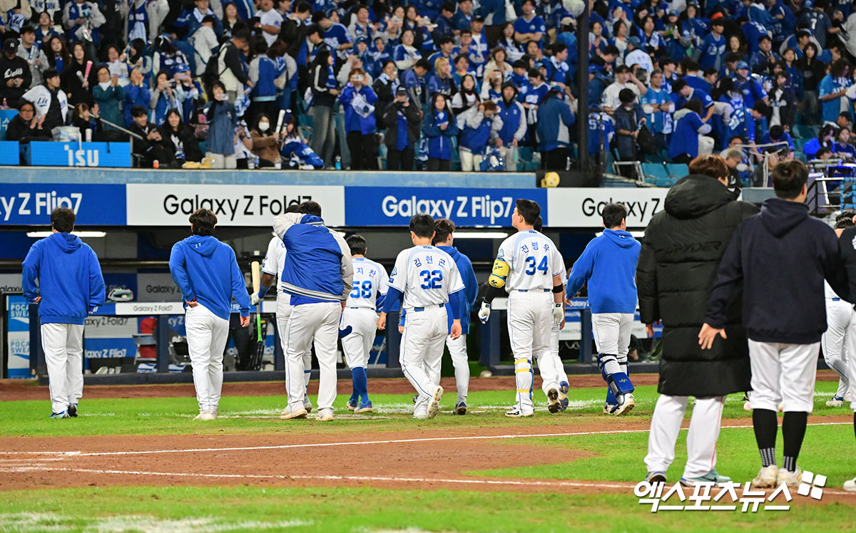 21일 오후 대구삼성라이온즈파크에서 열린 '2025 신한 SOL Bank KBO 포스트시즌' 한화 이글스와 삼성 라이온즈의 플레이오프 3차전 경기, 한화가 노시환의 역전 투런포와 문동주의 완벽투에 힘입어 삼성에 5:4 승리를 거두며 한국시리즈 진출까지 단 1승만을 남겨뒀다. 경기종료 후 삼성 선수들이 그라운드를 빠져나가고 있다. 대구, 김한준 기자