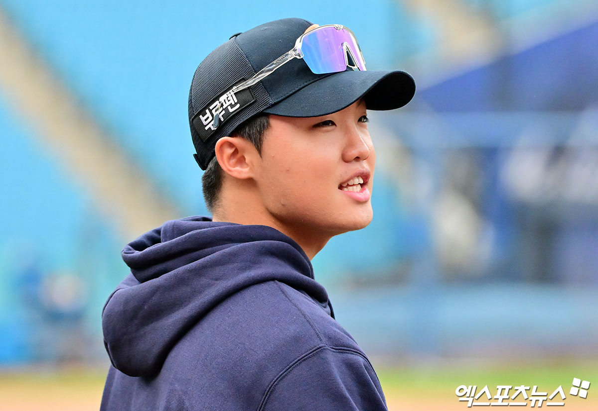 21일 오후 대구삼성라이온즈파크에서 열리는 '2025 신한 SOL Bank KBO 포스트시즌' 한화 이글스와 삼성 라이온즈의 플레이오프 3차전 경기, 한화 정우주가 훈련을 위해 외야로 나가고 있다. 대구, 김한준 기자