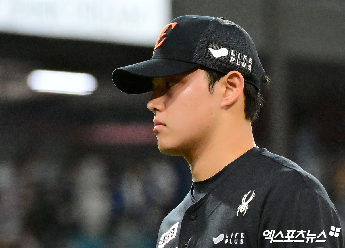 21일 오후 대구삼성라이온즈파크에서 열린 '2025 신한 SOL Bank KBO 포스트시즌' 한화 이글스와 삼성 라이온즈의 플레이오프 3차전 경기, 6회말 수비를 마친 한화 문동주가 더그아웃으로 향하고 있다. 대구, 김한준 기자