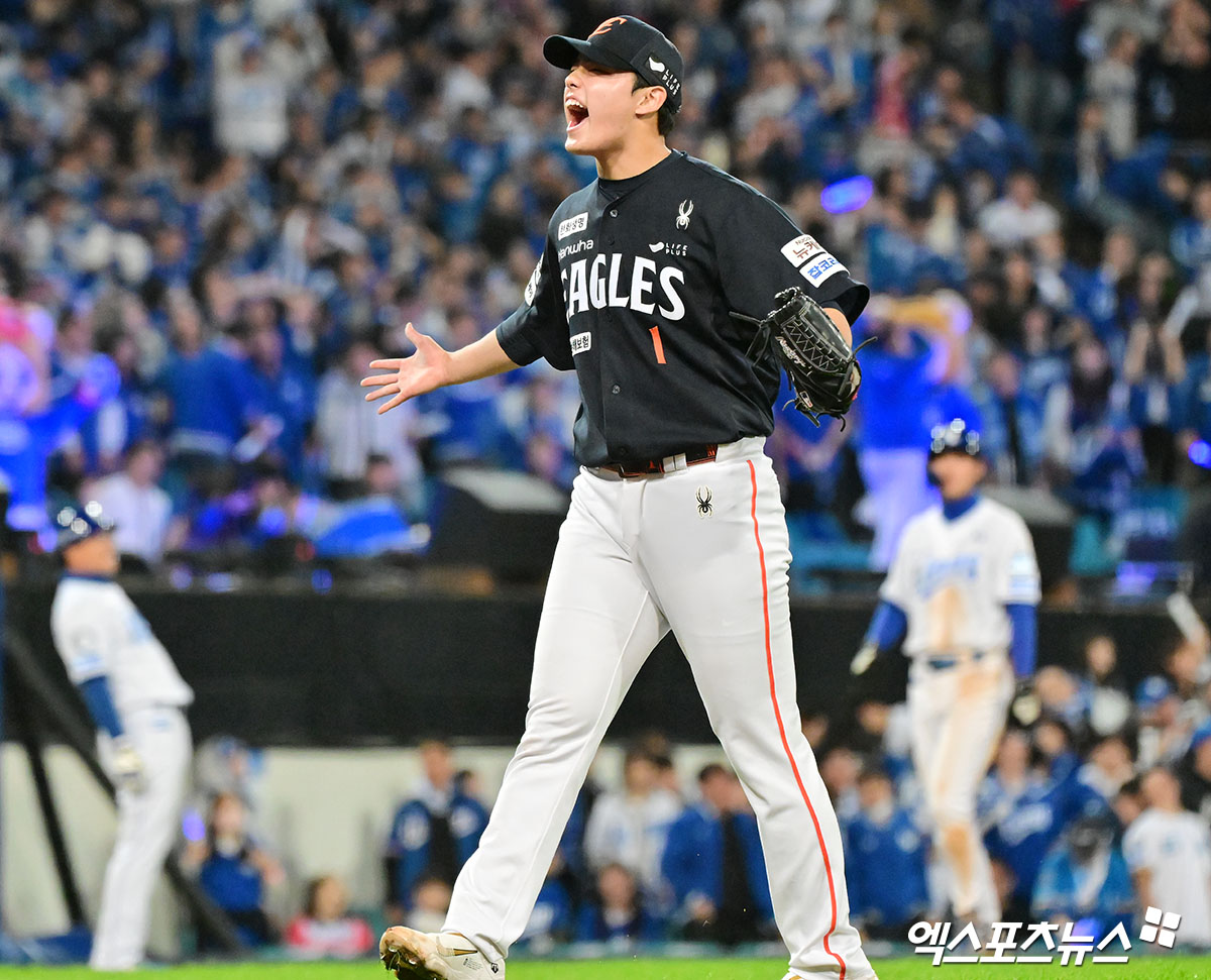 21일 오후 대구삼성라이온즈파크에서 열린 '2025 신한 SOL Bank KBO 포스트시즌' 한화 이글스와 삼성 라이온즈의 플레이오프 3차전 경기, 7회말 수비를 마친 한화 문동주가 포효하고 있다. 대구, 김한준 기자