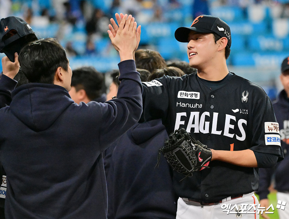 21일 오후 대구삼성라이온즈파크에서 열린 '2025 신한 SOL Bank KBO 포스트시즌' 한화 이글스와 삼성 라이온즈의 플레이오프 3차전 경기, 한화가 노시환의 역전 투런포와 문동주의 완벽투에 힘입어 삼성에 5:4 승리를 거두며 한국시리즈 진출까지 단 1승만을 남겨뒀다.  이날 경기에서 승리한 한화 문동주가 하이파이브를 하고 있다. 대구, 김한준 기자