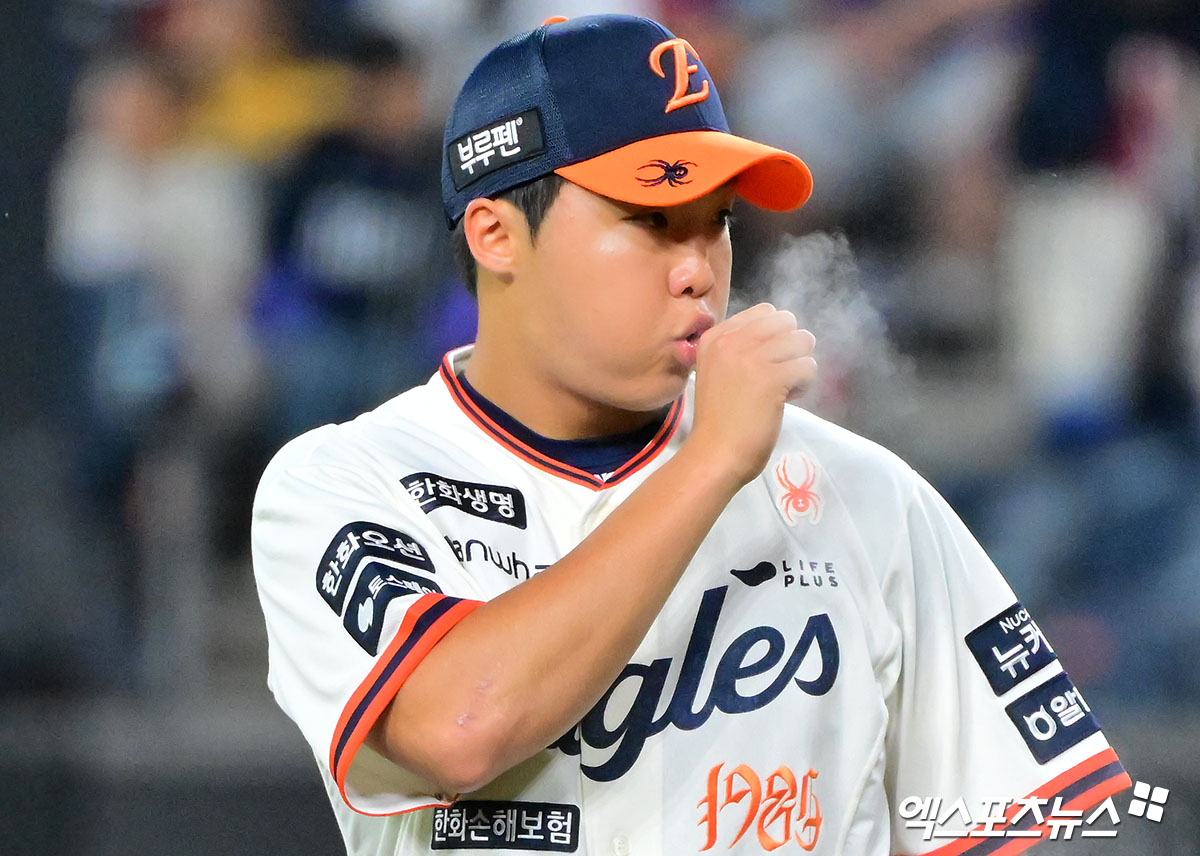 지난달 29일 오후 대전 한화생명 볼파크에서 열린 '2025 신한 SOL Bank KBO리그' LG 트윈스와 한화 이글스의 경기, 1회초 한화 선발투수 정우주가 로진을 불고 있다. 엑스포츠뉴스 DB