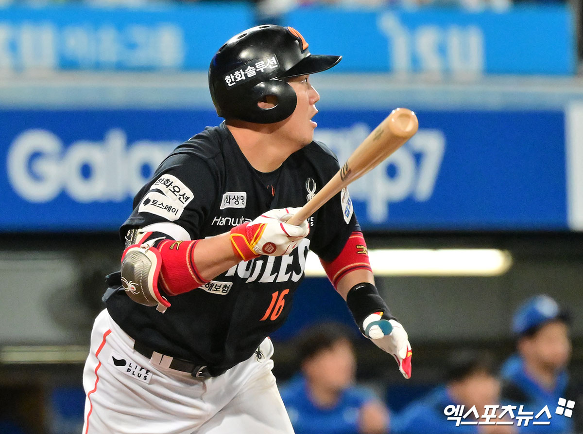  21일 오후 대구삼성라이온즈파크에서 열린 '2025 신한 SOL Bank KBO 포스트시즌' 한화 이글스와 삼성 라이온즈의 플레이오프 3차전 경기, 8회초 1사 1루 한화 하주석이 좌중간 안타를 날리고 있다. 엑스포츠뉴스 대구, 김한준 기자