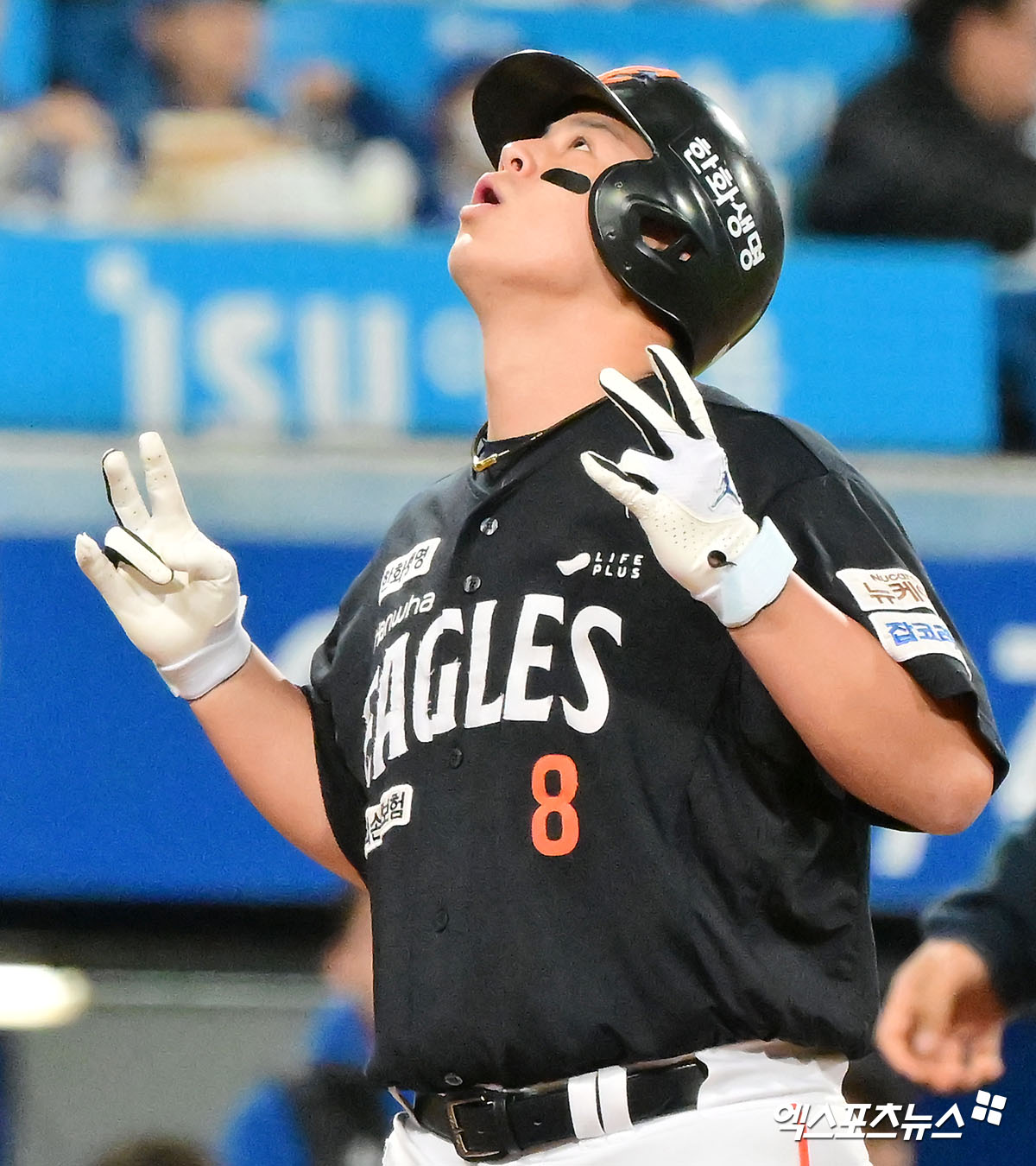 21일 오후 대구삼성라이온즈파크에서 열린 '2025 신한 SOL Bank KBO 포스트시즌' 한화 이글스와 삼성 라이온즈의 플레이오프 3차전 경기, 5회초 2사 3루 한화 노시환이 투런 홈런을 날린 후 기뻐하고 있다. 대구, 김한준 기자